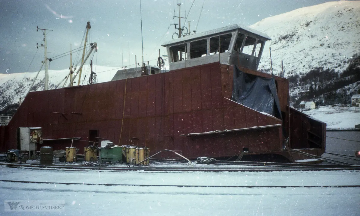 Bilfergen MF «Eira»..Byggeår 1955..Tidsrom 1955 - 2001..223 brt..Ombygd i 1982.."Etter hvert trer overbygget på den "nye Eira" fram. Løftebaugen er på dette stadiet enda ikke kommet på plass".
