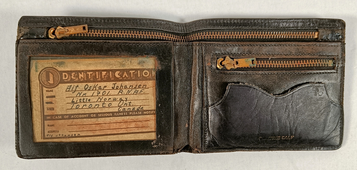 Lommebok i skinn som inneholder Indiske sedler og mynter, Canadiske mynter og Identifikasjonskort for Alf Oskar Johansen.
