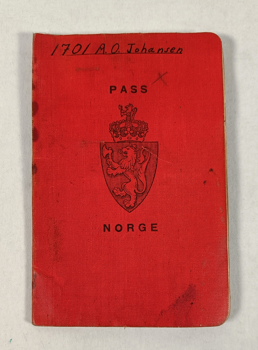 Pass som har tilhørt Alf Oskar Johansen. Passet ble utstedt 6 mars 1941 med gyldighet i to år.