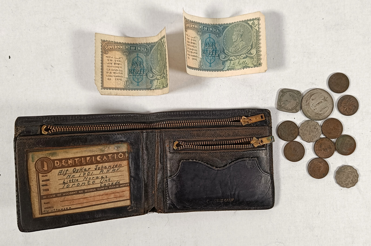 Lommebok i skinn som inneholder Indiske sedler og mynter, Canadiske mynter og Identifikasjonskort for Alf Oskar Johansen.