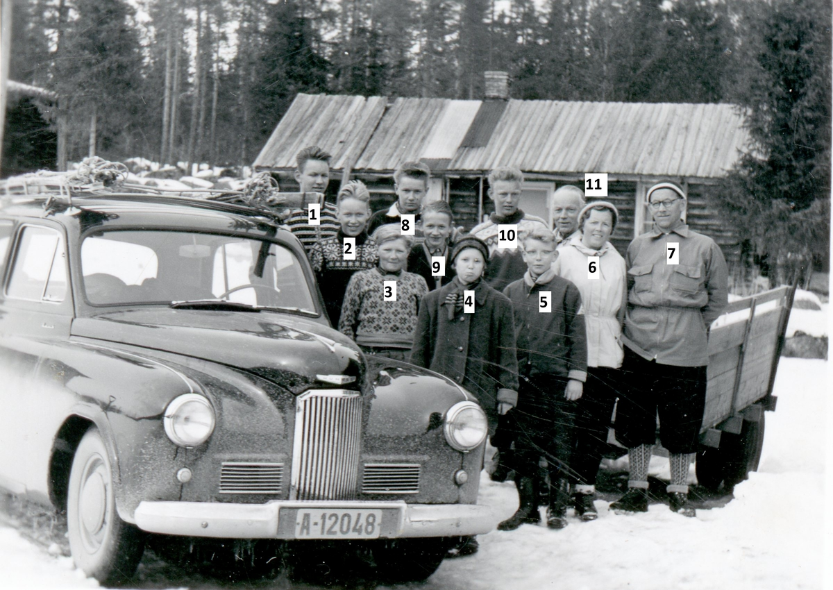 Familien Granheim ved sida av Humber Hawk regnr. A-12048 tilhørende Gunnar Ole Granheim. 
Frå venstre Ola Steingrim (1), Gunnar Ole (2), Svein (3), Lars Kåre (8), Kjell (9), Birgit (4), Olav (10), Kaare (5), Nils (11), Ingrid (6) og Ole (7). Nr i parentes viser til merking i bilde 2