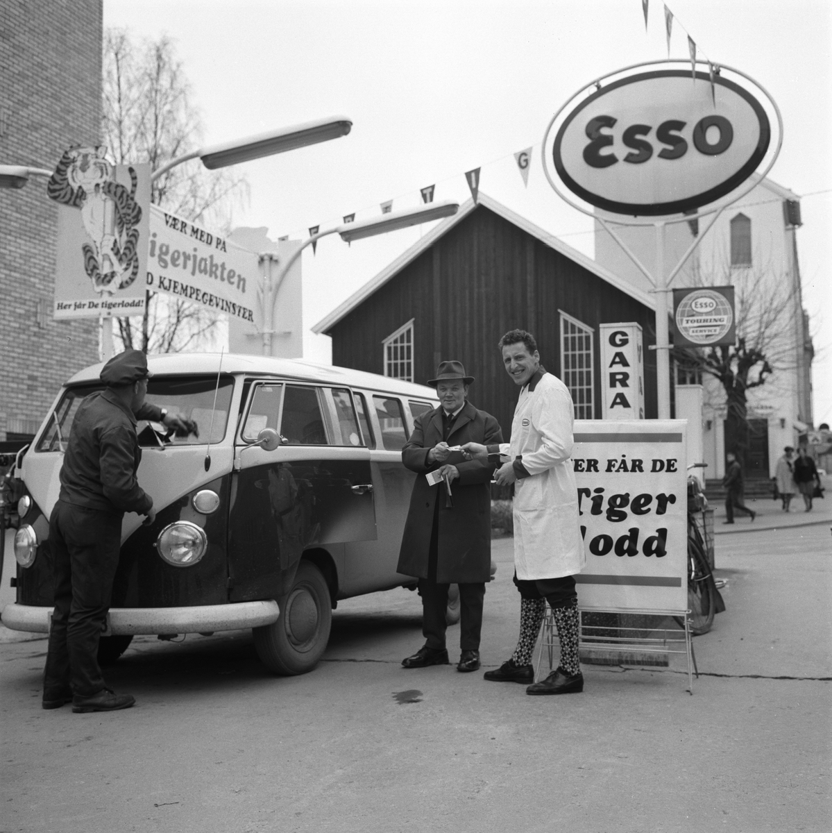 Hamar, Grønnegata 54, Centrumgarasjen, Esso Bensinstasjon, "Putt en tiger på tanken", skiløper Ole Ellefsæter er med på en relkame kampamanje og deler ut lodd, 