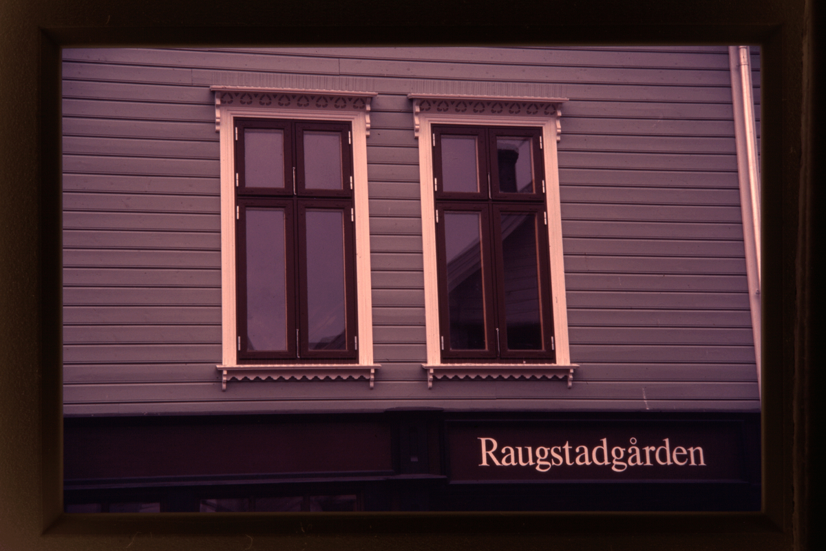 Norestraen. Raugstadgården, nærbilde av vindauge.