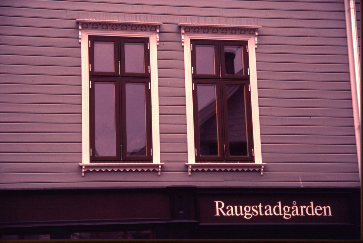 Norestraen. Raugstadgården, nærbilde av vindauge.