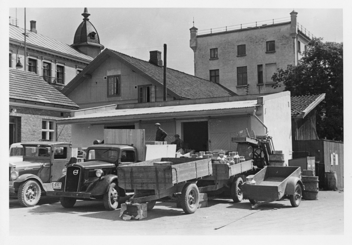 Lillehammer. Rutebilstasjonen i Kirkegata 78/80. Fåberg Sparebank i bakgrunnen. Grand hotell Kirkegata 77. Parkerte biler.