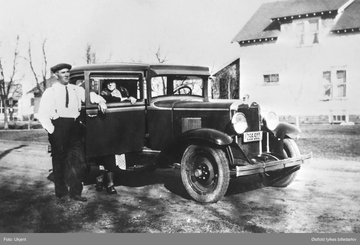 Anders Berby fra Varteig med sin amerikanske kone Anna Berby f. Hensleigh, ca. 1930-35.. De bodde i Duluth, Minnesota, USA. 
Anders Berby emigrerte til USA i 1907.
Her  er ekteparet foran bilen deres som er en Chevrolet 1929-30-modell. Anders arbeidet som smed i USA. Var hjemme i Varteig på besøk i ca. 1955. Gift to ganger, Anna var første kona. Ingen barn i noen ekteskap, døde i USA.