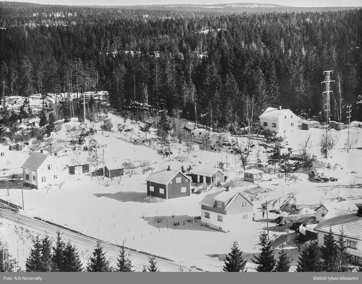 Skråfoto/flyfoto av boligområdet Bjerkeli i Varteig vinterstid  ca. 1964.
