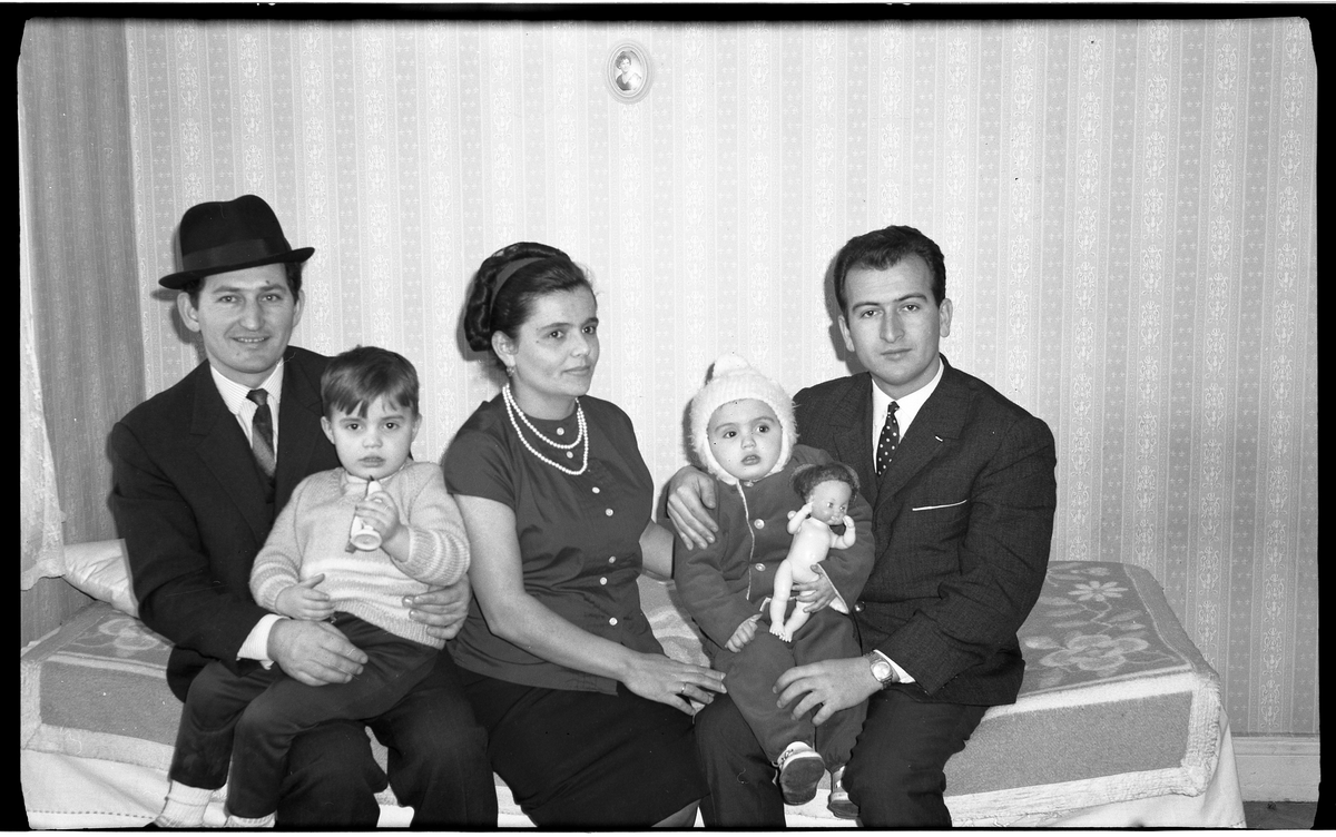 Familjen Petrus och Aspasia Kostas med barn samt Petrus bror Vangelis Kostas.
