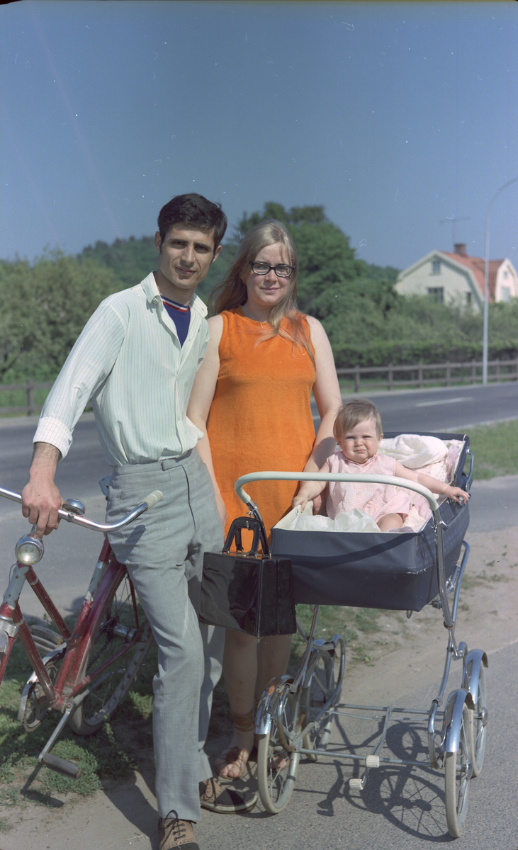 Vanja Lund och Dimitrios Diamantopoulos med deras dotter i barnvagn.