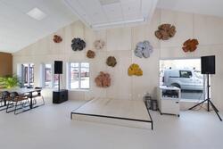 Om morgenen reiser skyggene seg [Skulptur]