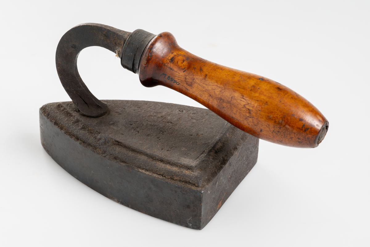 Strykjärn, pressjärn, av järn med trähandtag.