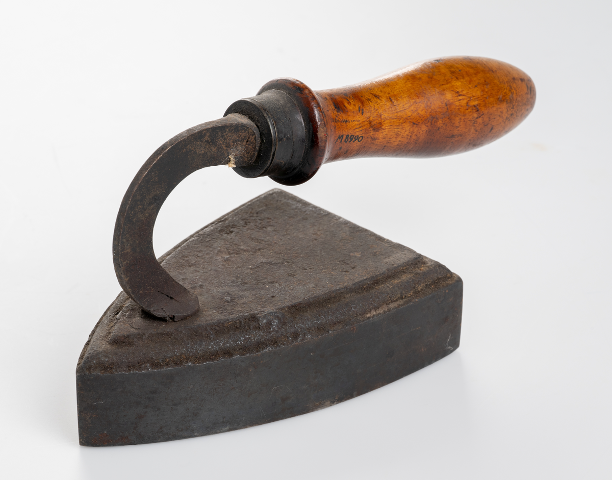 Strykjärn, pressjärn, av järn med trähandtag.
