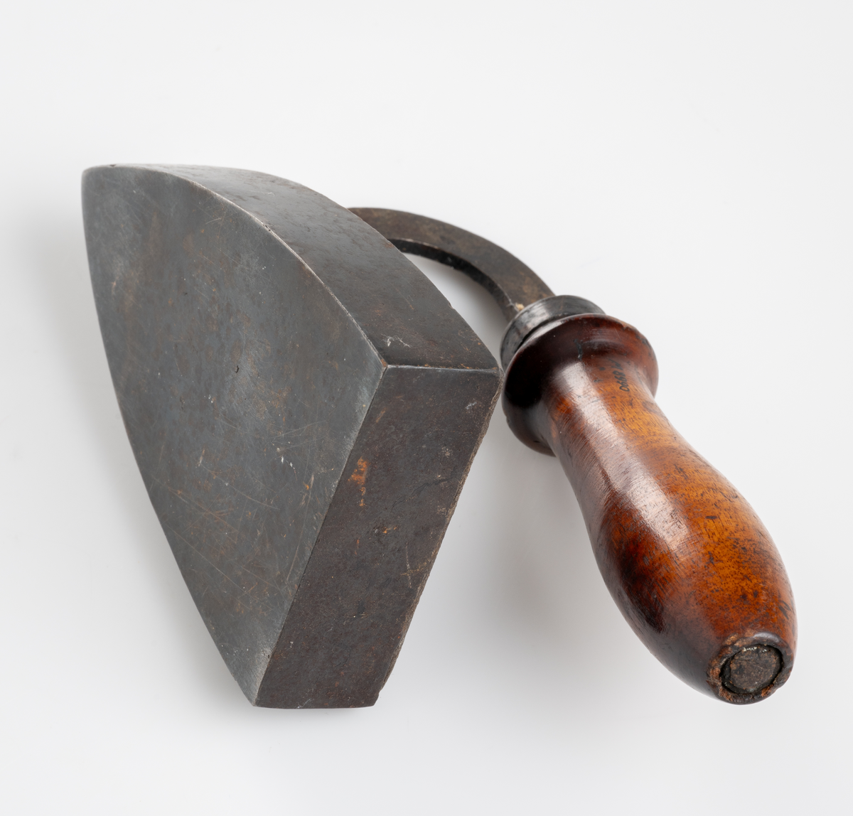 Strykjärn, pressjärn, av järn med trähandtag.