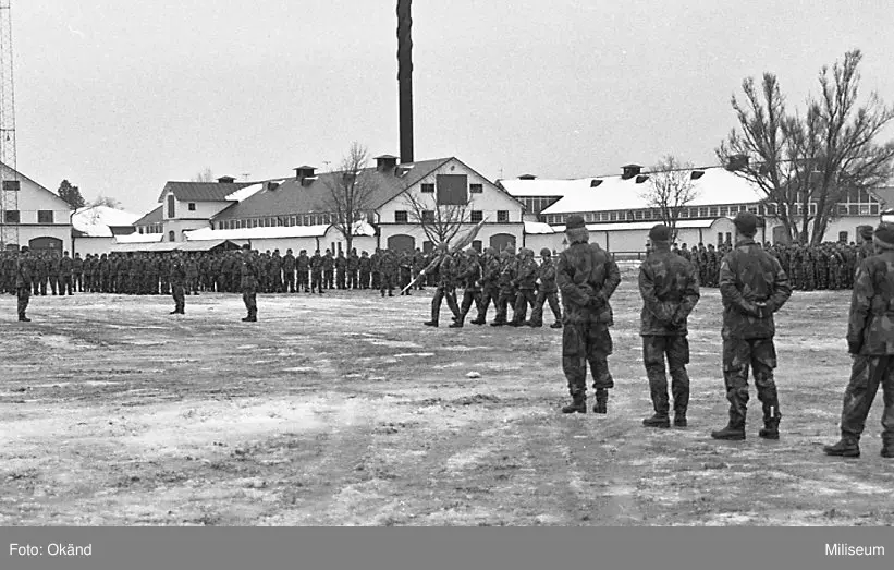 Grundutbildningsbataljon uppställd på kaserngården, Ing 2. Fana med fanvakt.