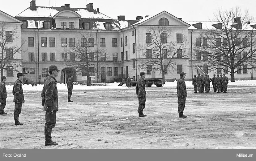 Grundutbildningsbataljon uppställd på kaserngården, Ing 2. Fana med fanvakt.
