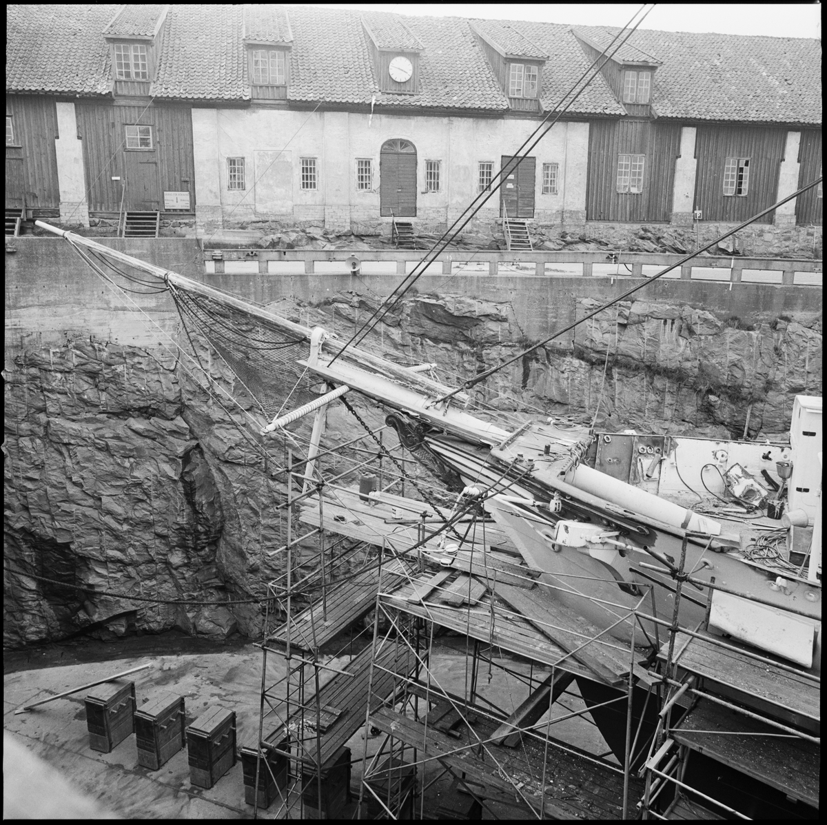Bilden visar förskeppet med bogspröt av skeppsgossefartyget JARRAMAS i Polhems dockan vintern 1977-78.