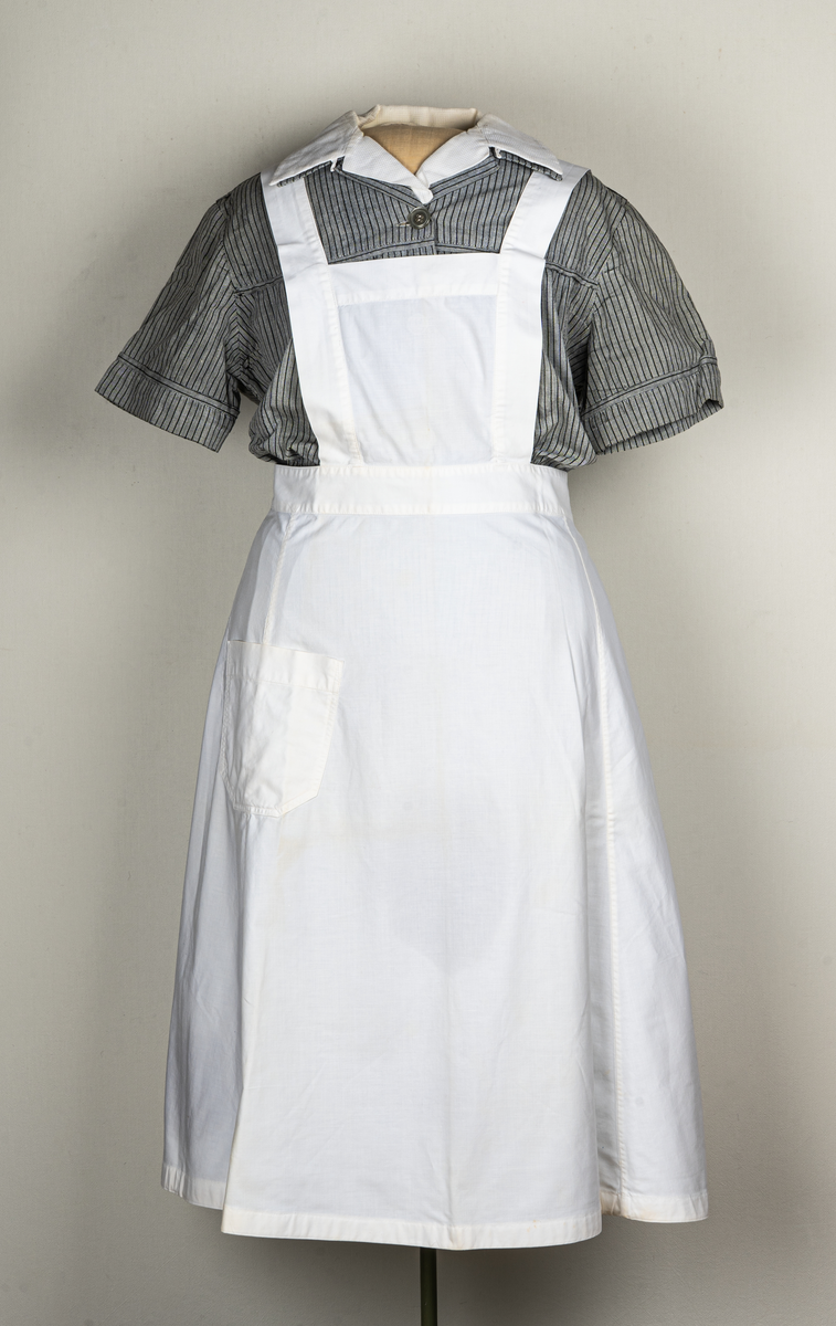 Hemsysteruniform med tillbehör.