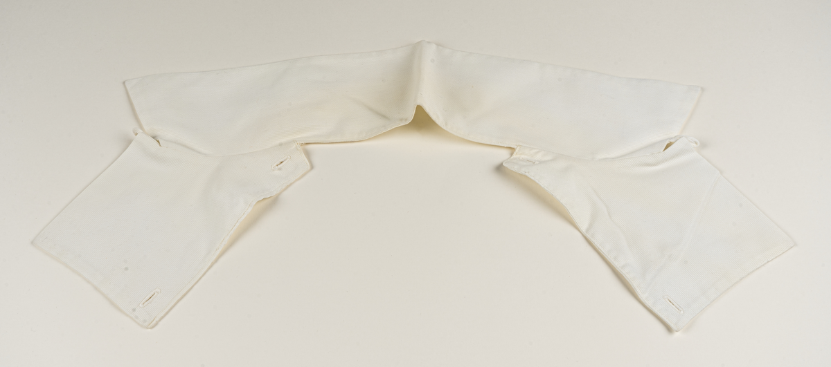 Hemsysteruniform med tillbehör.