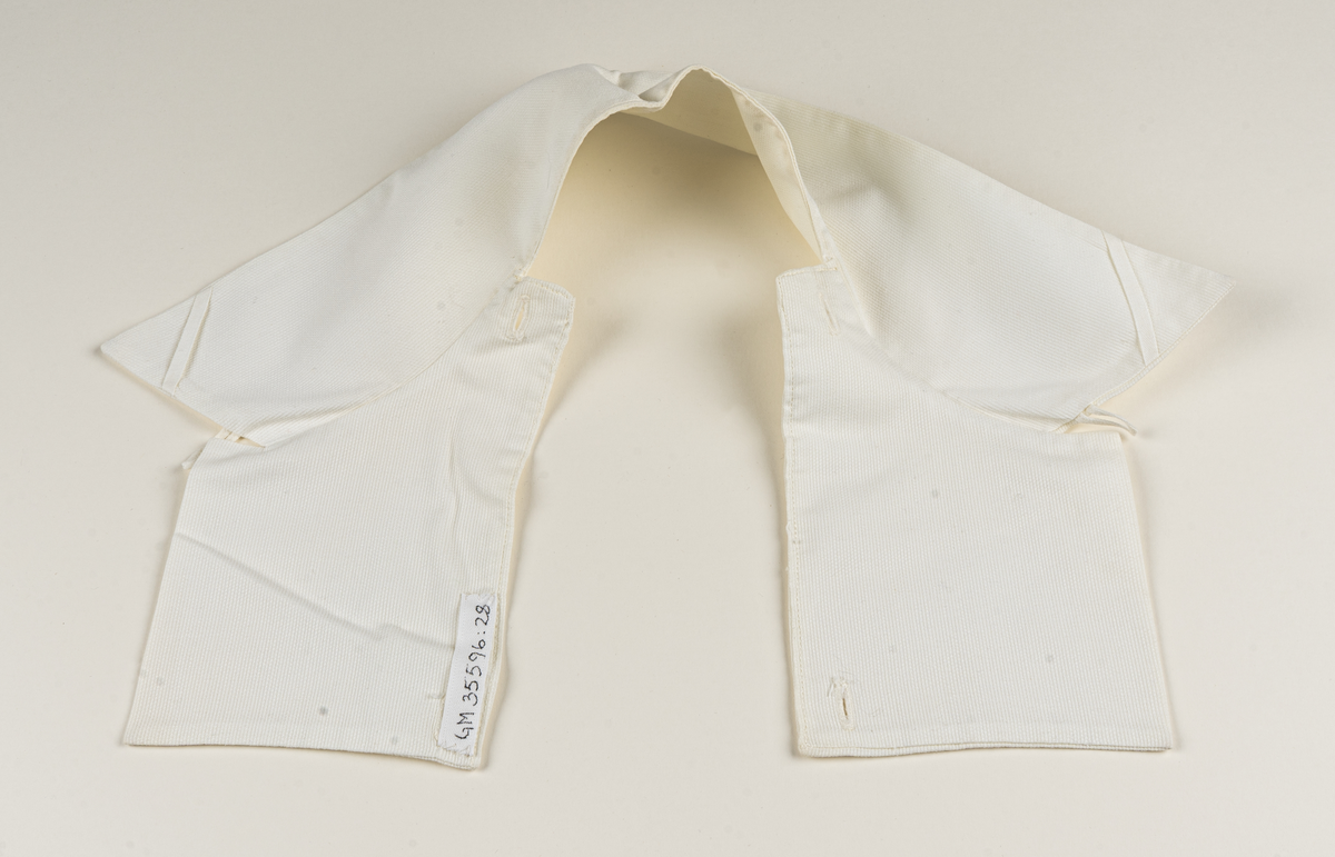 Hemsysteruniform med tillbehör.