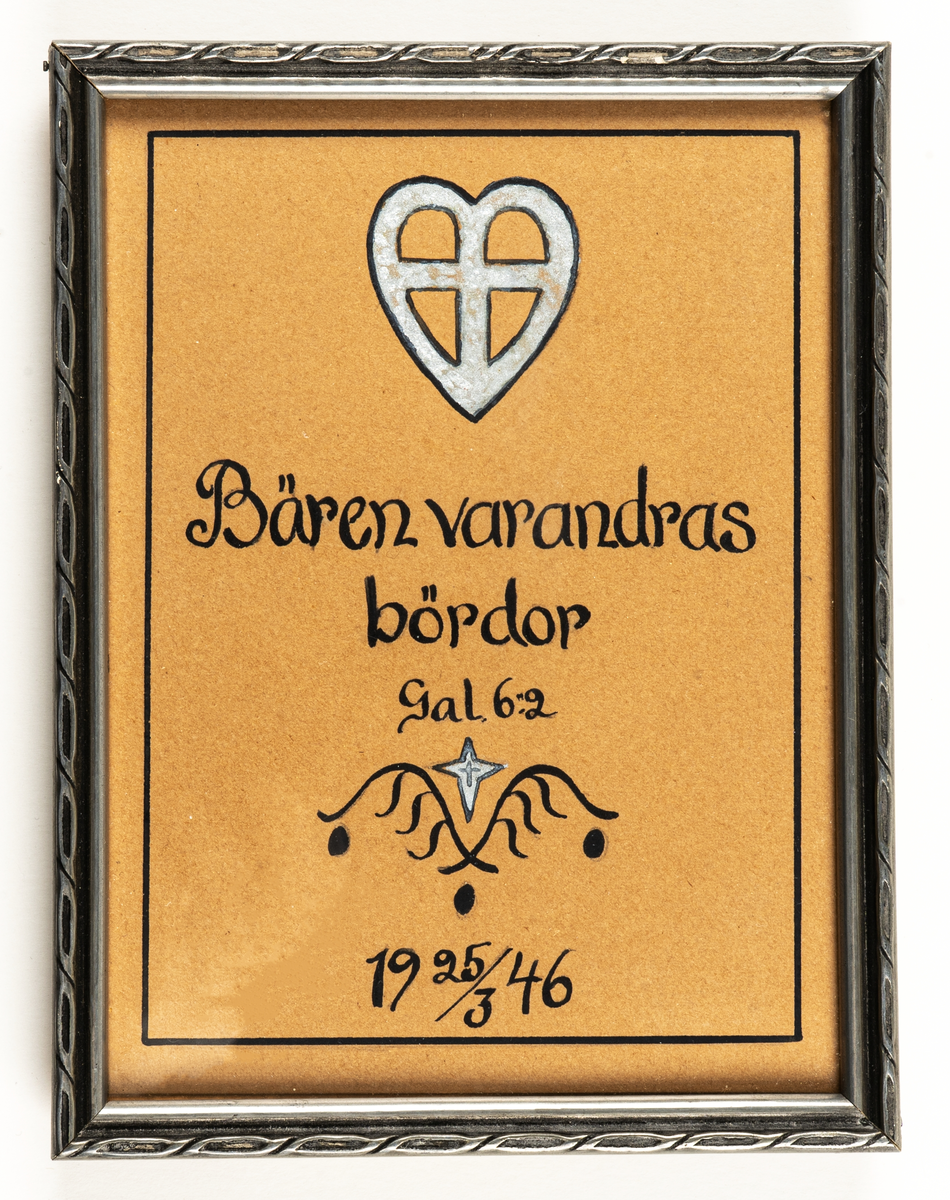 Hemsysteruniform med tillbehör.