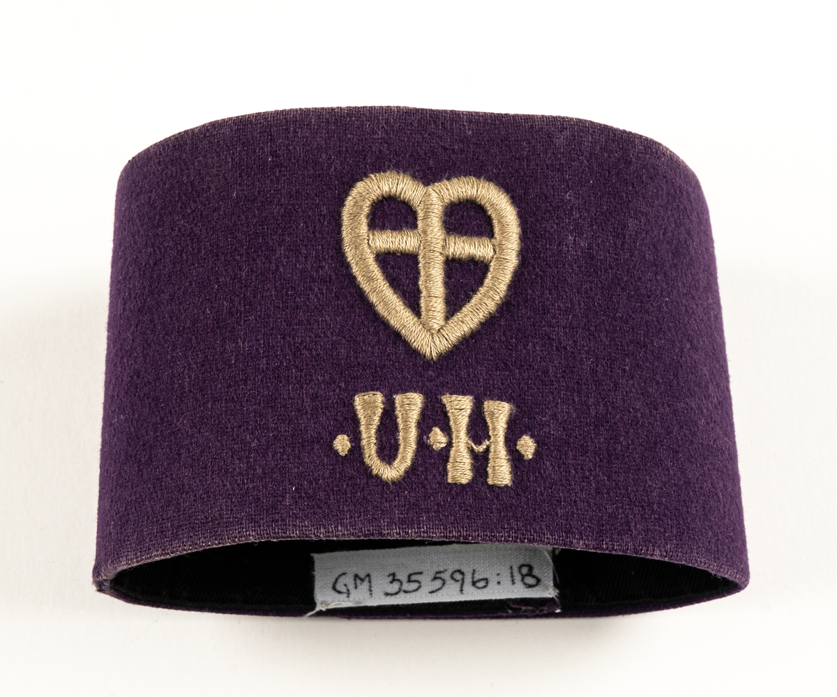 Hemsysteruniform med tillbehör.