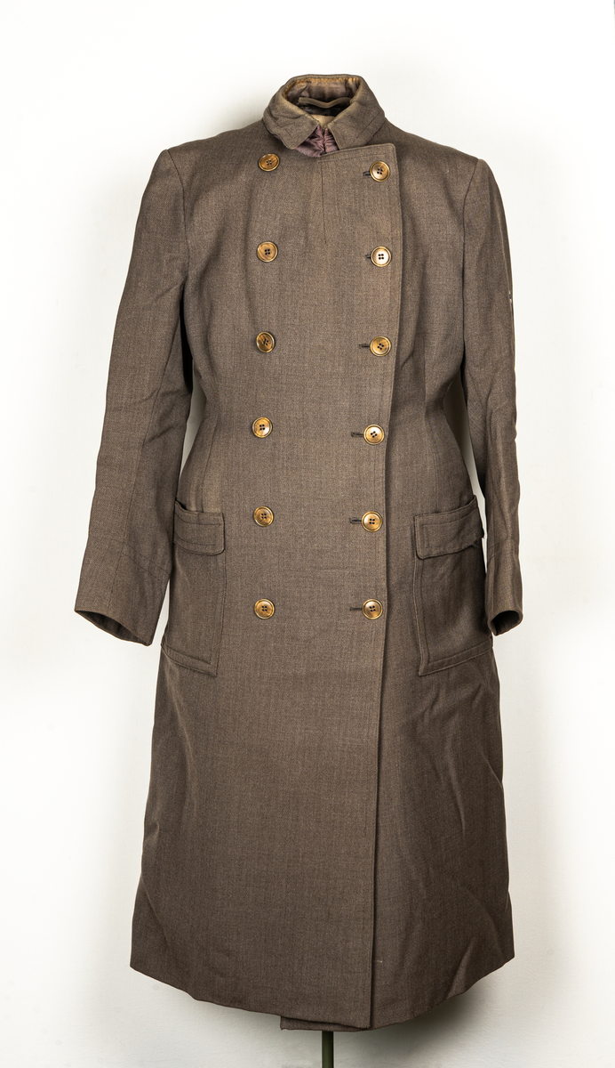 Hemsysteruniform med tillbehör.