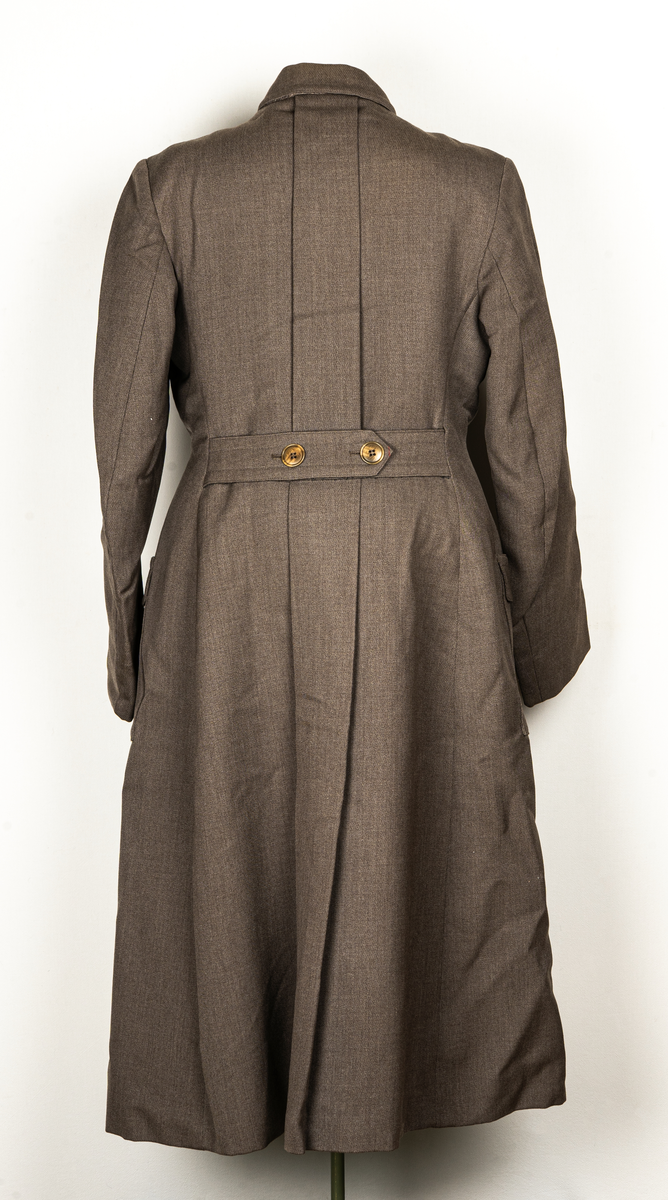 Hemsysteruniform med tillbehör.