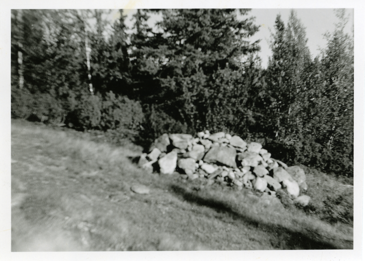 Steinvarpet ved Pilsetvegen, Leira