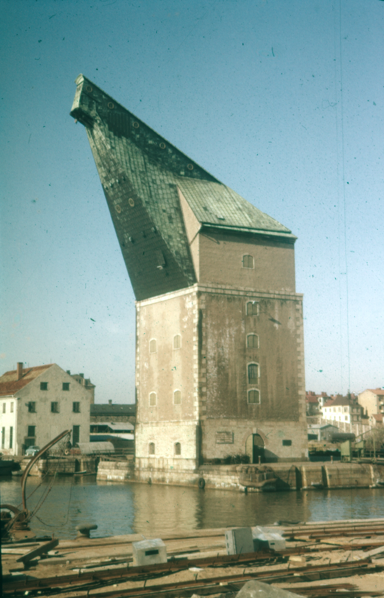 Bilden visar Gamla mastkranen på örlogsvarvet i Karlskrona sett från verkstadskajen.