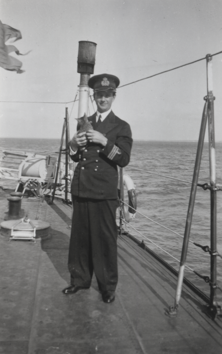 Edward Hamilton med skeppskatt på kustjagaren REMUS.

REMUS var en tidigare italiensk jagare som Sverige köpte 1940 för att stärka sin flotta. På väg hem till Sverige stoppades hon, tillsammans med tre andra jagare, av brittiska flottan vid Skálafjørður på Färöarna. Efter diplomatiska förhandlingar frigavs fartygen och REMUS togs i svensk tjänst.