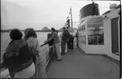 Passasjerer på dekk ombord hurtigruteskipet MS Erling Jarl (