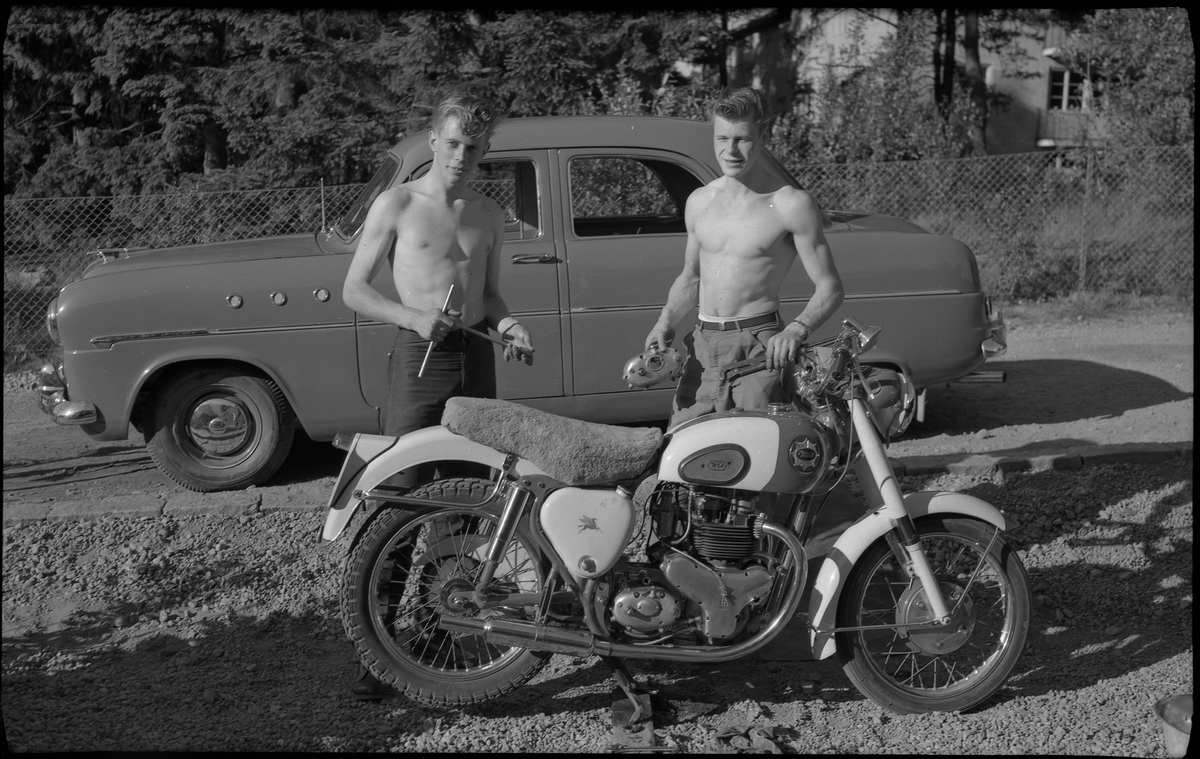 Rune och Ove Karlsson mekar med en motorcykel av märket Birmingham Small Arms (BSA).