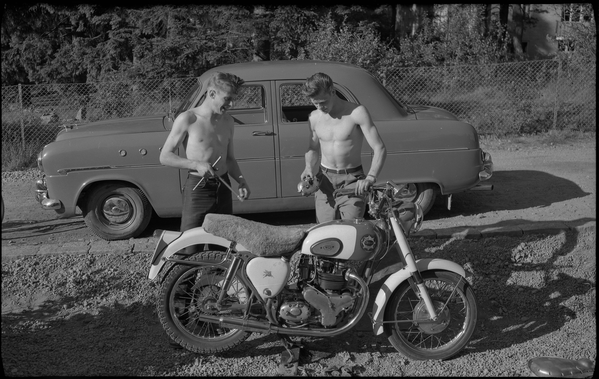 Rune och Ove Karlsson mekar med en motorcykel av märket Birmingham Small Arms (BSA).