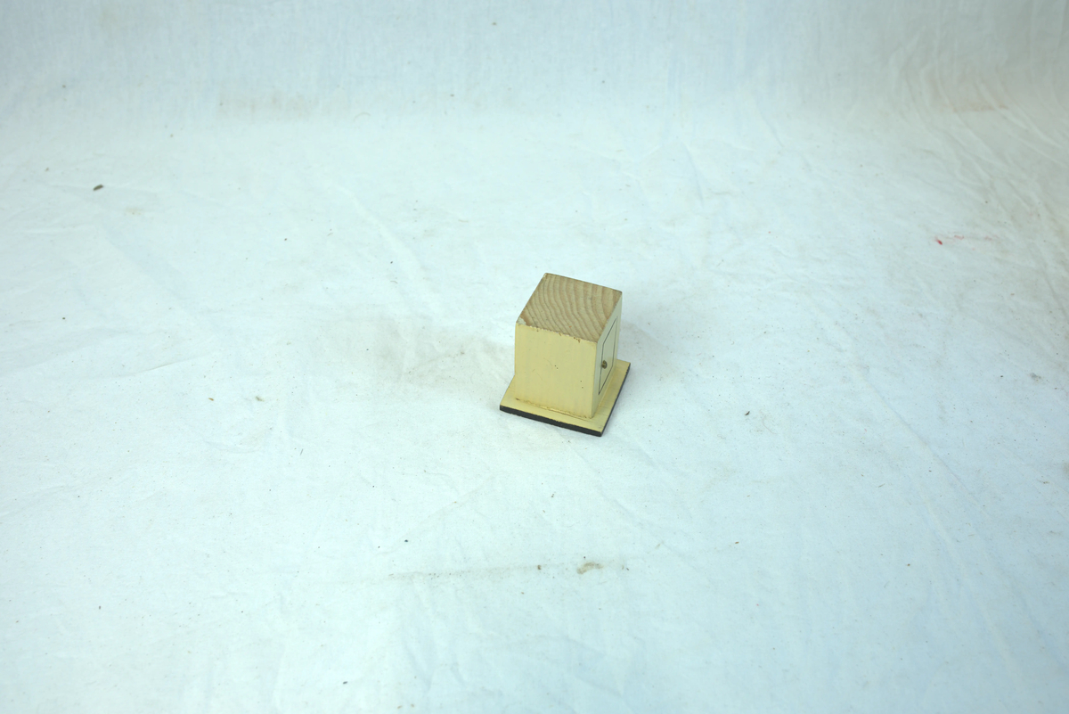 Lyst nattbord i tre. 1 av 2 nattbord. Miniatyrsett trolig til dukkehus. 