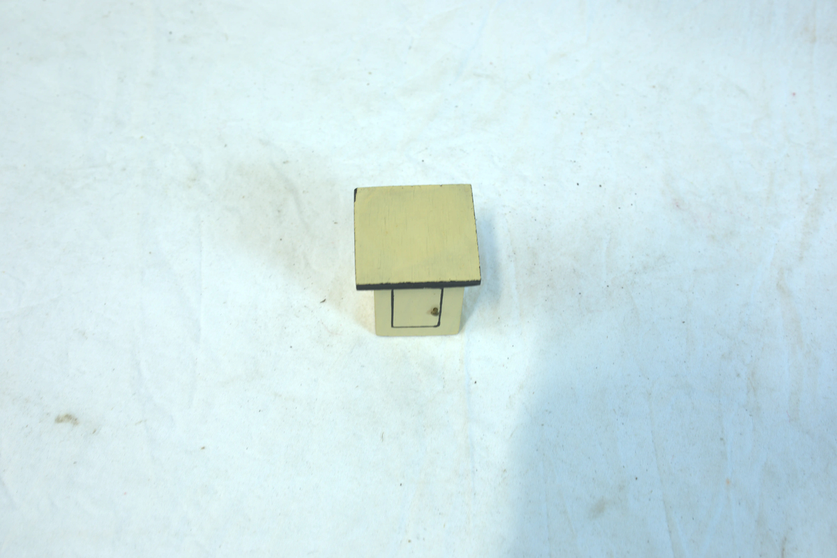 Lite miniatyr nattbord et av to nattbord i soveromssett til dukkehus. 