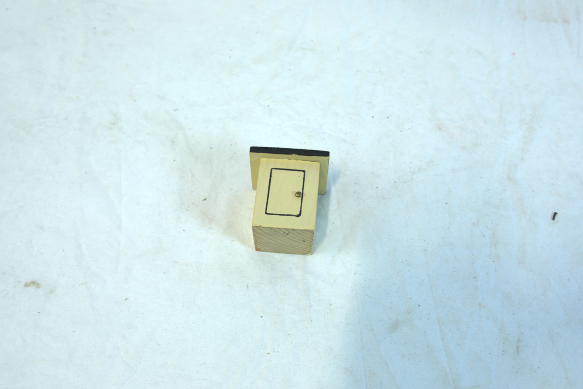 Lite miniatyr nattbord et av to nattbord i soveromssett til dukkehus. 