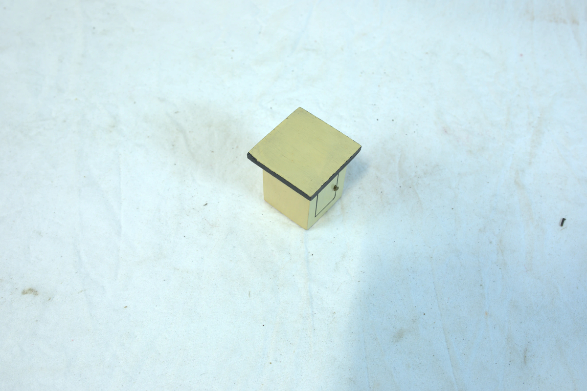 Lite miniatyr nattbord et av to nattbord i soveromssett til dukkehus. 