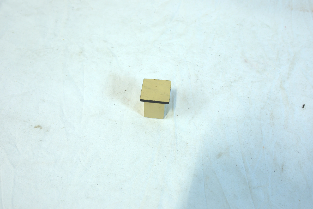 Hvit miniatyr trekrakk til sett.