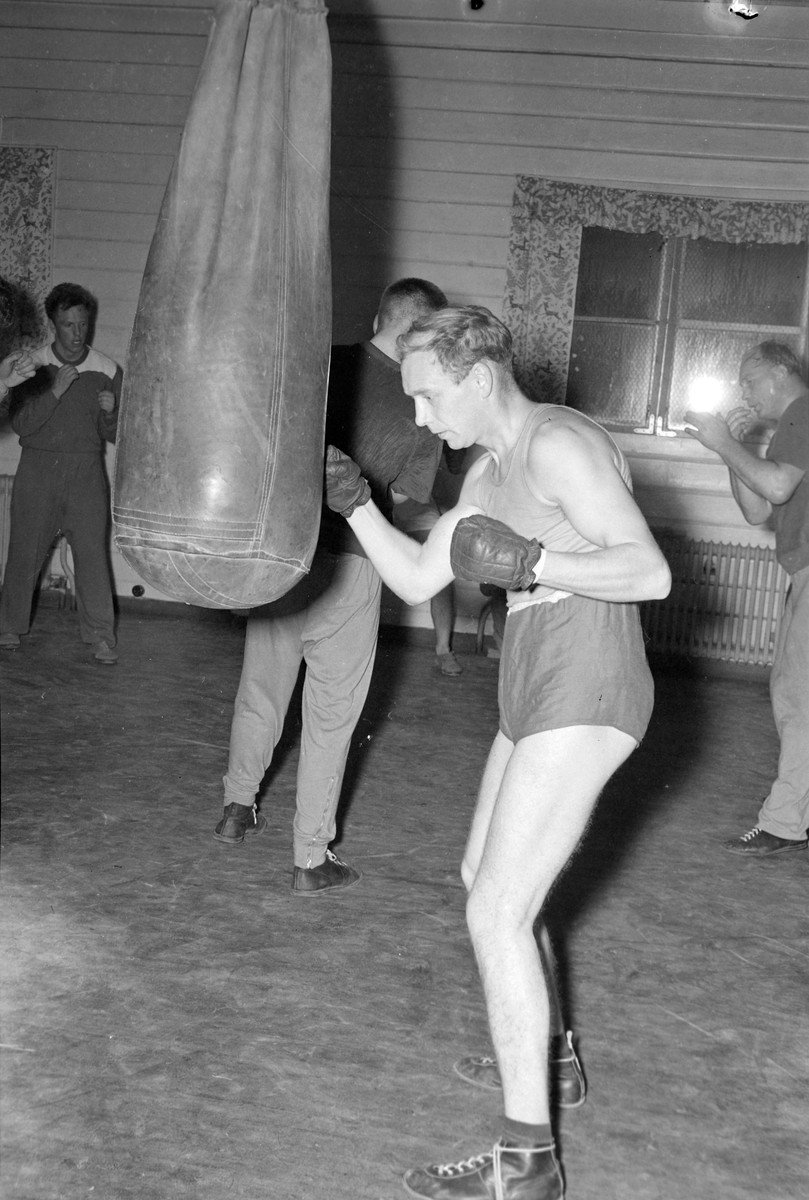 Boksetrening i Nidarhuset