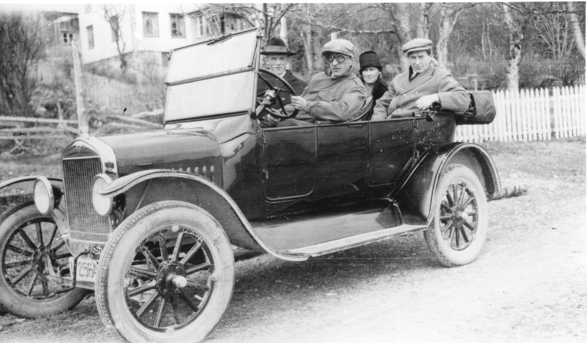 Den første bilen i Sandstad herred, tilhørte Lars Aalmo. Antatt en Ford T 1925 modell