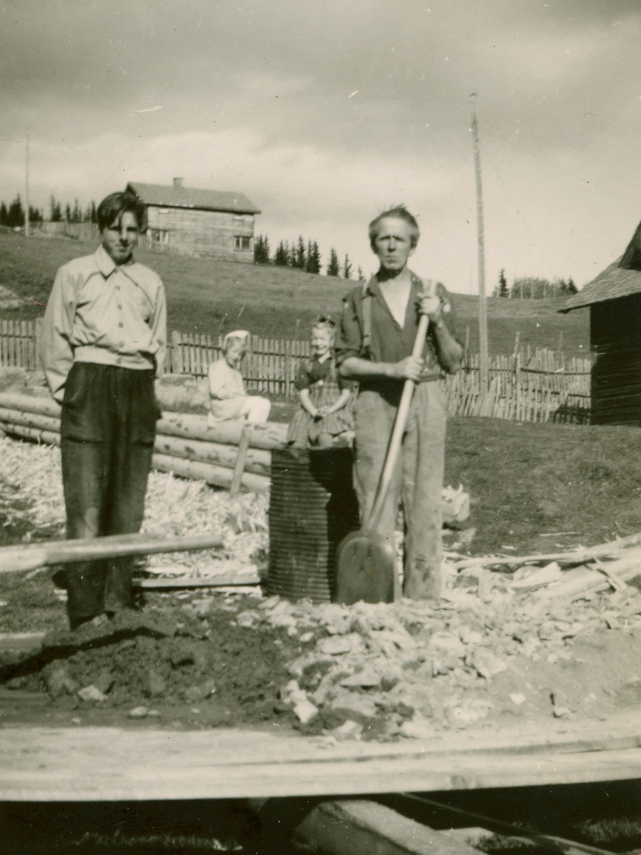 Murearbeid i Sørre Karihus 21/15 i 1946.