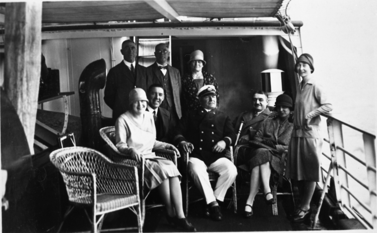Kaptein Hilbert Olsen med gjester ombord DS Mosken (1924)