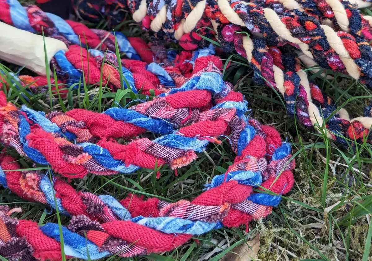 Färgglada rep som ligger på en gräsmatta.