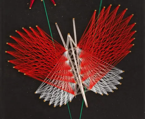 Tavla av fjäril med hjälp av spik och tråd