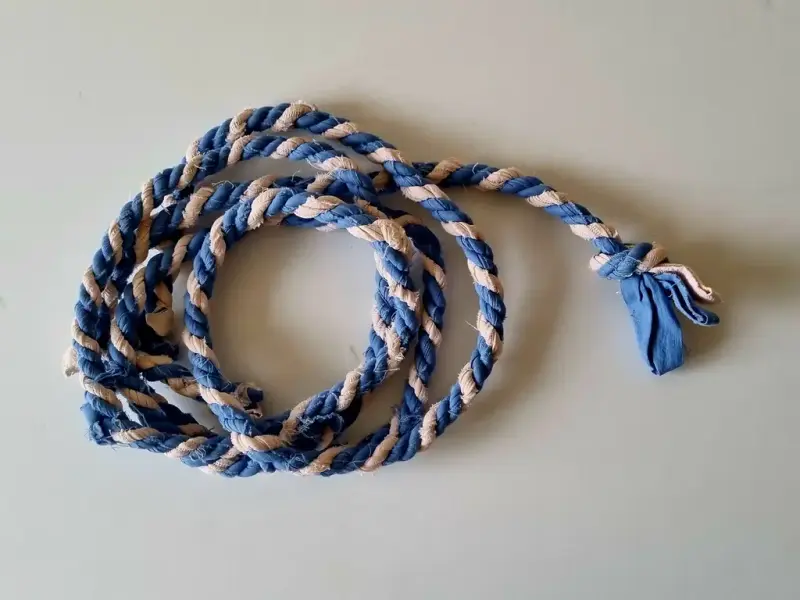 lettet tau i blått og beige stoff, laget av gamle tekstiler som en del av aktiviteten «Prøv deg som repslager».