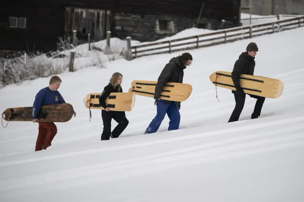 fire barn med snøsurfebrett