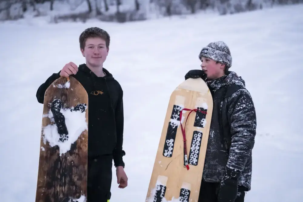 to gutar med snøsurfebrett