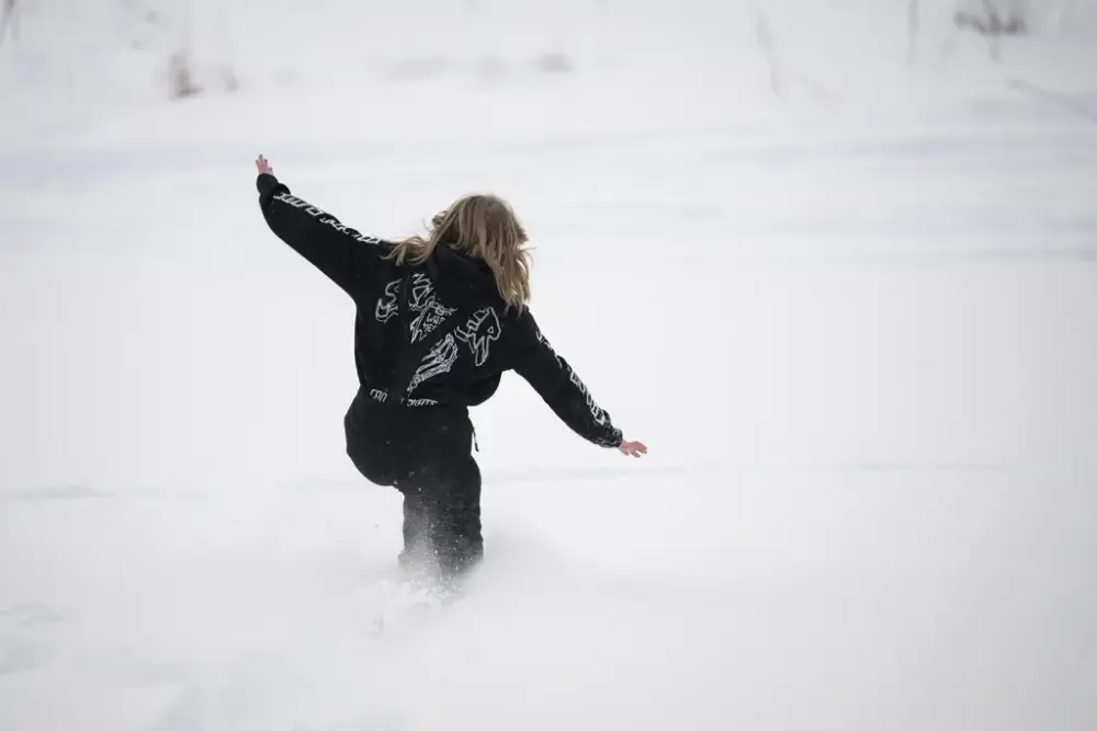 barn som surfer i snøen