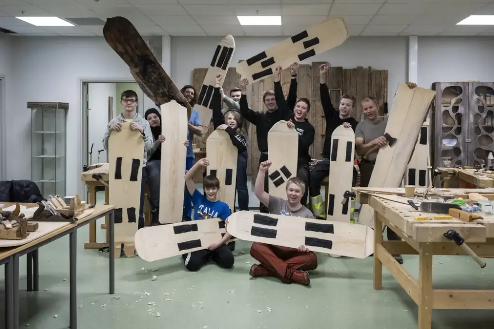 ei gruppe med barn som viser fram snøsurfebrettene sine