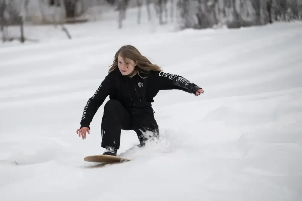 eit barn på snøbrett